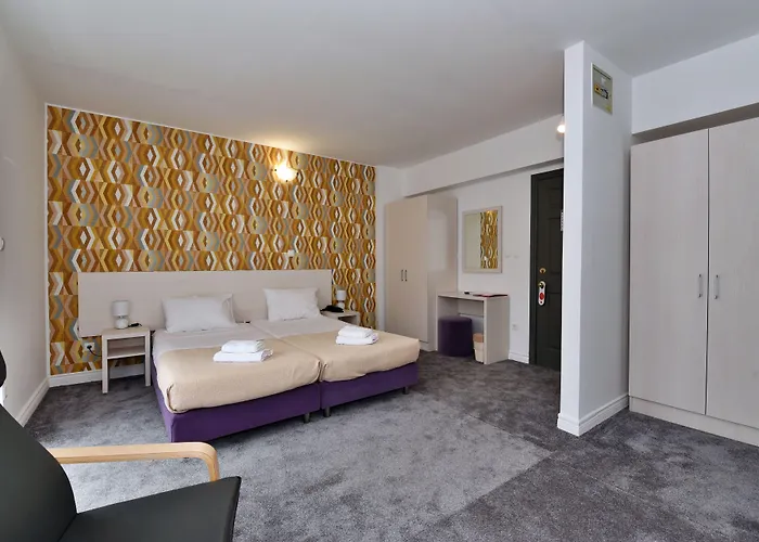 Aqua - Guest & Hotel